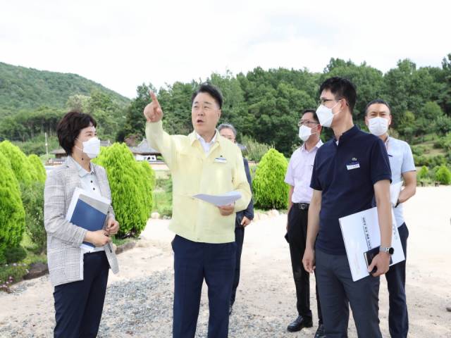 구복규 화순군수가 19일 도곡면 효산리 고인돌 유적지 일대를 방문해 꽃밭 조성과 관련 현장을 점검하는 모습