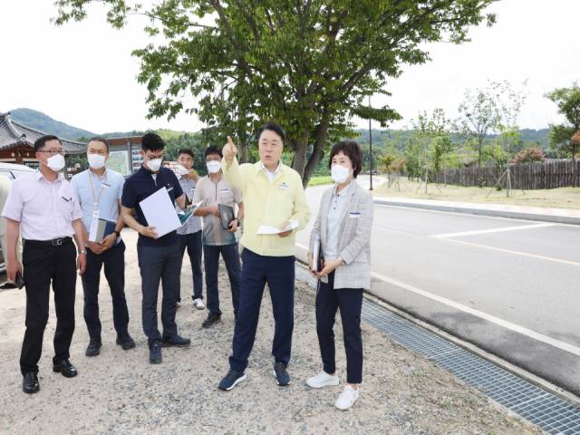 구복규 화순군수가 19일 도곡면 효산리 고인돌 유적지 일대를 방문해 문화예술과와 도곡면 관계자들과 현장을 점검하는 모습
