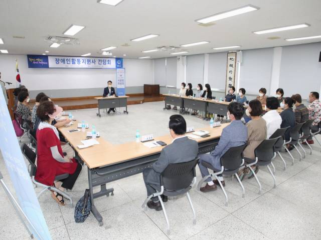 구복규 화순군수가 19일 화순읍 행정복지센터 3층에서 장애인 활동지원사들과 간담회를 하는 모습