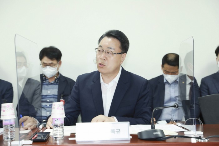 구복규 화순군수가 29일 국회 의원회관에서 열린 조기폐광 대비 대체산업 육성을 위한 정책간담회에 참석했다. 사진은 정책간담회에 참석한 구복규 화순군수가 대안 마련을 위한 중앙 정부의 지원을 촉구하는 모습