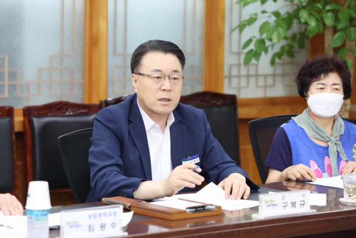 구복규 화순군수는 16일 군청사에서 농민단체협의회와 간담회를 열고 농업, 농촌 발전 방안에 관한 의견을 나눴다. 사진은 구복규 화순군수가 농업 발전 방안에 대해 말씀하는 모습