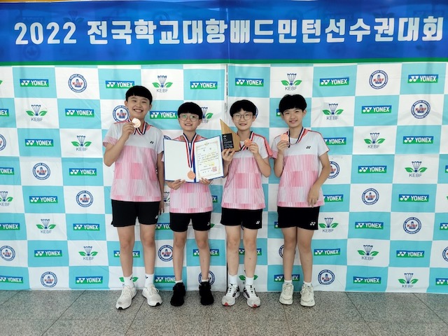 지난달 26일부터 31일까지 하니움 실내체육관에서 열린 ‘2022 전국학교대항 배드민턴 선수권대회’가 화순을 뜨거운 열기로 가득 채웠다. 사진은 여자초등부 단체전 3위를 차지한 화순 만연초 선수들의 기념촬영 모습. 왼쪽부터 조유빈, 이나윤, 조예원, 김수진 선수