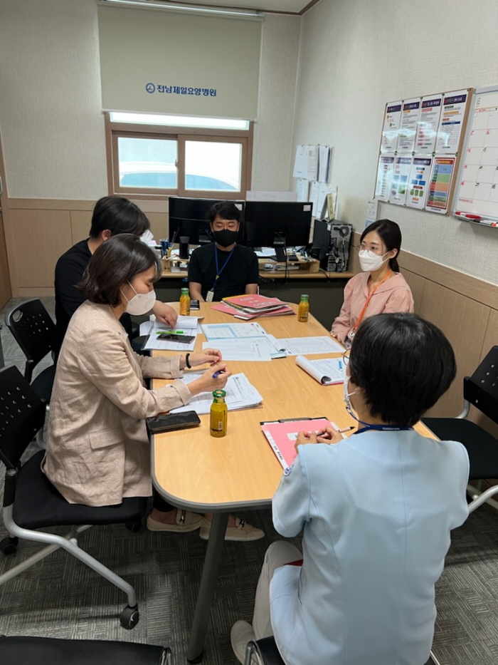 화순군이 감염관리 취약시설 현장 방문 체크리스트를 통해 관내 요양병원을 대상으로 감염관리 현황에 대해 점검하는 모습