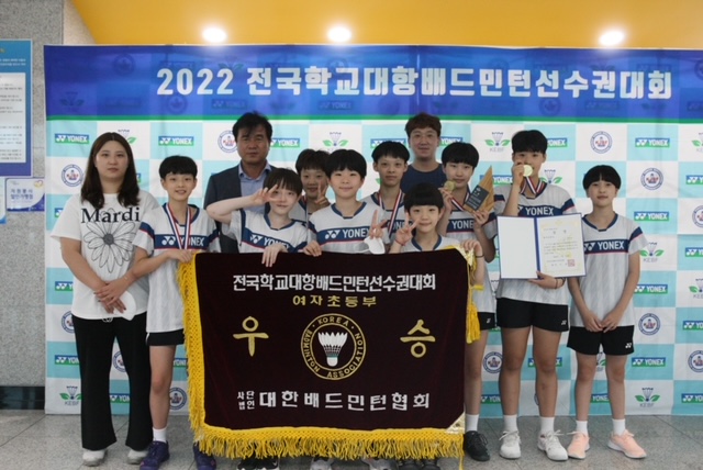 여자초등부 단체전 우승팀인 진말초A(경기)가 기념촬영 하는 모습.