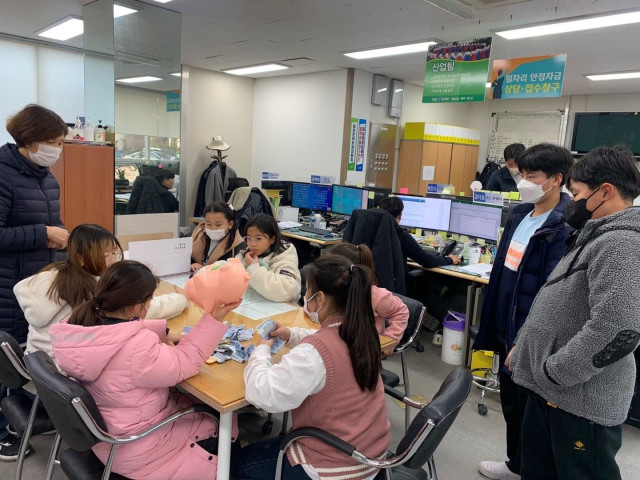 문내면 지역아동센터 아동들의 기부사진