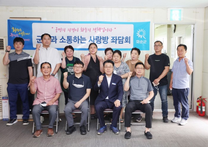 구복규 화순군수가 21일 화순고인돌전통시장 상인회 관계자들과 간담회를 열었다. 사진은 간담회 모습.