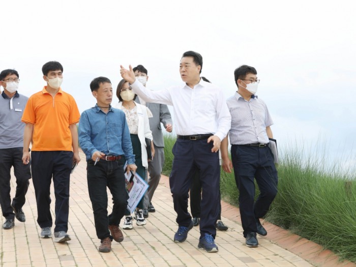 구복규 화순군수가 지난달 30일 남산공원과 화순군농업기술센터 작물육묘장을 찾아 국화향연 준비 사항을 점검했다. 사진은 남산공원 방문 모습