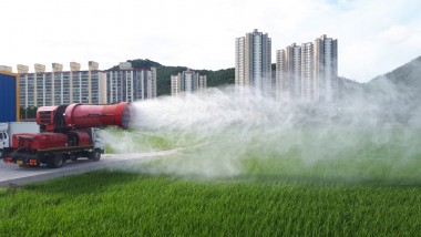 화순군이 8월 6일부터 15일까지 ‘벼 병해충 기본방제 기간’을 설정하고 기본방제를 당부했다. 사진은 벼 병해충 공동방제 모습