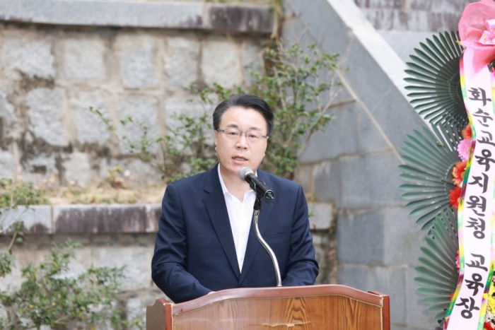 화순국조숭모회가 단기 4355년 개천절을 기념해 화순읍 이십곡리 국조전에서 개천 대제를 봉행했다. 사진은 구복규 화순군수가 경축사를 하는 모습