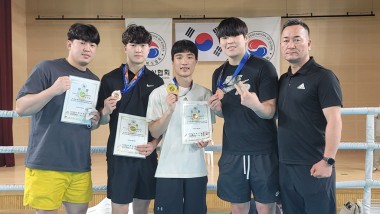 화순체육회 복싱부가 제52회 대통령배 전국 시도 복싱대회에서 금메달 1개와 동메달 2개를 획득했다. 사진은 입상을 축하하며 화순군체육회 지도자와 선수들이 메달과 상장을 들고 기념 촬영하는 모습 (왼쪽부터) 김지웅, 박수인, 이민성, 주태웅 선수, 박구 화순군체육회 복싱부 감독 