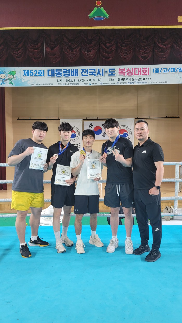 화순체육회 복싱부가 제52회 대통령배 전국 시도 복싱대회에서 금메달 1개와 동메달 2개를 획득했다. 사진은 입상을 축하하며 화순군체육회 지도자와 선수들이 메달과 상장을 들고 기념 촬영하는 모습 (왼쪽부터) 김지웅, 박수인, 이민성, 주태웅 선수, 박구 화순군체육회 복싱부 감독