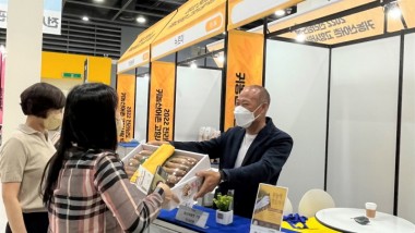 화순군이 9월 29일부터 10월 1일까지 서울 양재동 aT센터에서 개최하는 ‘전라남도 귀농산어촌 고향사랑 박람회’에 참가한다. 사진은 귀농인이 직접 생산한 농산물을 판매하는 모습