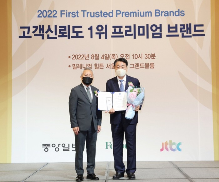 화순군이 국내 유일의 백신산업특구를 중심으로 국가백신을 비롯한 바이오산업을 선도한 공을 인정받아 2년 연속 ‘2022 고객 신뢰도 1위 프리미엄 브랜드’ 국가백신바이오산업 중심도시 부문 대상을 받았다. 사진은 4일 밀레니엄서울힐튼호텔에서 열린 시상식에 구복규(오른쪽) 화순군수와 김영국(왼쪽) 심사위원장이 기념촬영 하는 모습