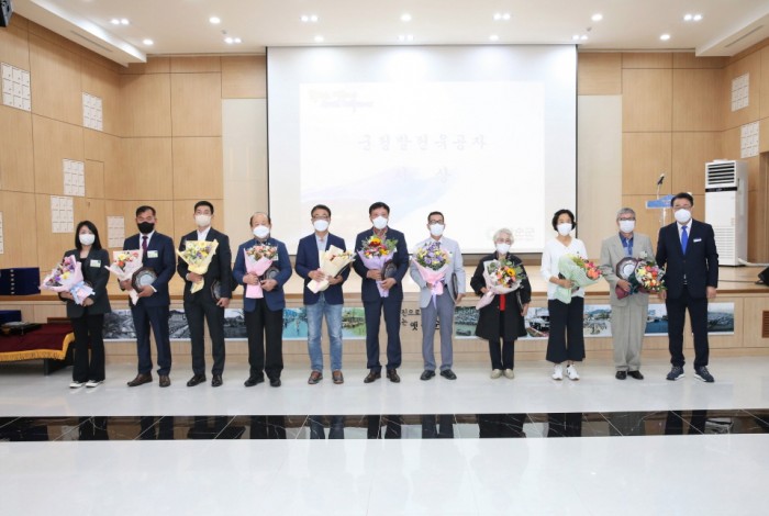 화순군이 4일 정례 조회를 열고 청렴실천 결의대회, 직원 5분 스피치 발표 등 다채로운 행사로 10월을 시작했다. 사진은 정례조회에서 구복규(오른쪽 1번째) 화순군수가 군정발전유공자들과 기념촬영 하는 모습