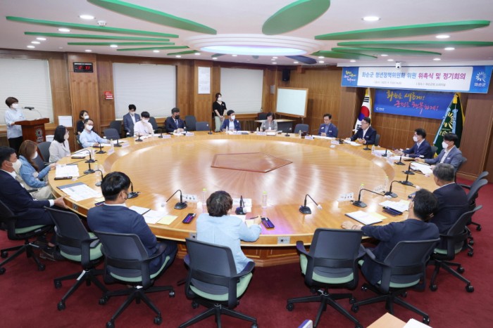 3기 화순군 청년정책위원회 출범 1 : 7일 제3기 화순군 청년정책위원회가 출범했다. 사진은 구복규 화순군수, 청년정책위원들이 의견을 나누는 모습