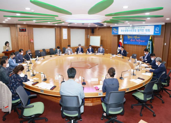 화순군이 지역 산·학·연·병·관이 대거 참여하는 화순생명사회포럼을 구성하고 국가 첨단의료복합단지(이하 첨복단지) 유치 활동에 나선다. 사진은 발기인 대회 회의 모습