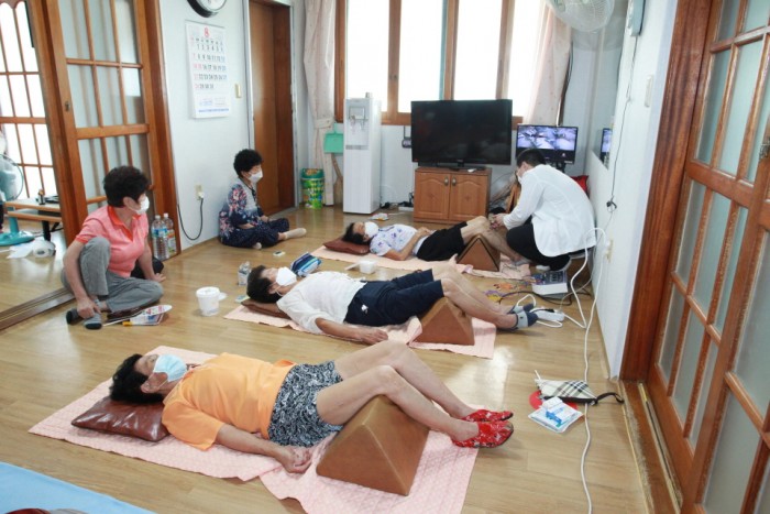 동면 찰동마을 어르신들이 한방진료를 받는 모습