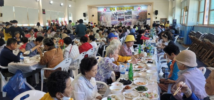 동면청년회가 지난 29일 지역 어르신들을 모시고 ‘2022 동면 경로한마당 큰잔치’를 열었다. 사진은 동면 경로위안잔치 행사 모습