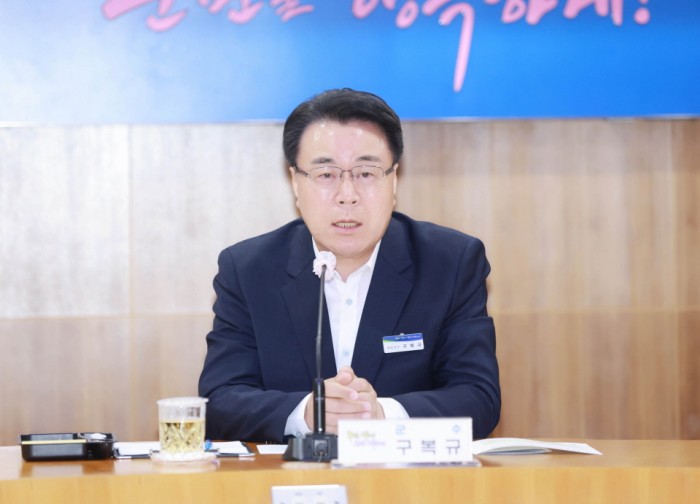 화순군이 지역 산·학·연·병·관이 대거 참여하는 화순생명사회포럼을 구성하고 국가 첨단의료복합단지(이하 첨복단지) 유치 활동에 나선다. 사진은 구복규 화순군수가 인사말씀을 하는 모습