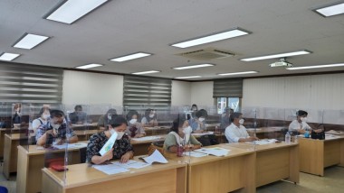 청춘 신작로 마을관리 사회적협동조합 조합원들이 교육받는 모습