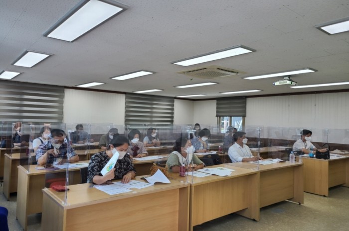 청춘 신작로 마을관리 사회적협동조합 조합원들이 교육받는 모습