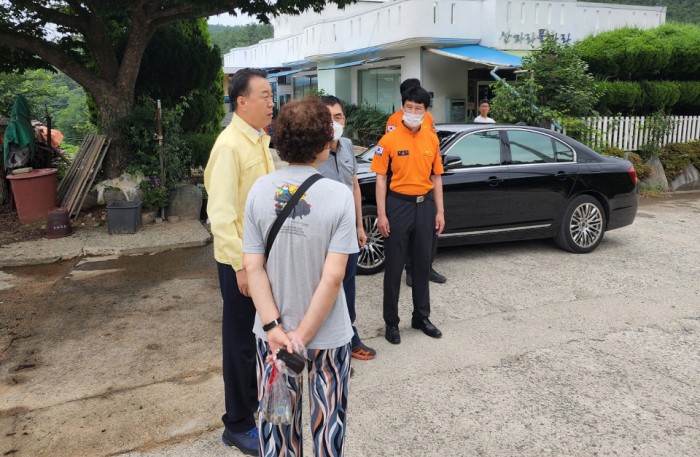 구복규 화순군수가 17일 동면 주택 화재 현장을 방문, 피해 주민을 위로하고 지원 대책을 검토하겠다고 밝혔다