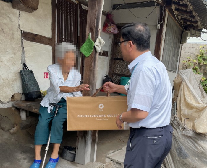 화순군 도곡면이 2일 마이크로맥스 영농조합법인과 익명의 기탁자가 기탁한 후원금을 지역의 어려운 이웃에게 전달했다. 사진은 구현진(오른쪽) 도곡면장님이 홀몸어르신(왼쪽)을 찾아 추석명절 위문품을 전달하는 모습