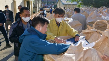 여수시(시장 정기명)가 전국에서 가장 먼저 ‘공공비축미’ 매입을 완료했다고 15일 밝혔다. (10월 25일 정기명 시장 첫 수매현장 방문 사진)