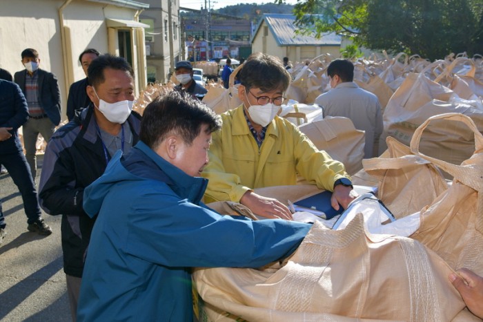 여수시(시장 정기명)가 전국에서 가장 먼저 ‘공공비축미’ 매입을 완료했다고 15일 밝혔다. (10월 25일 정기명 시장 첫 수매현장 방문 사진)