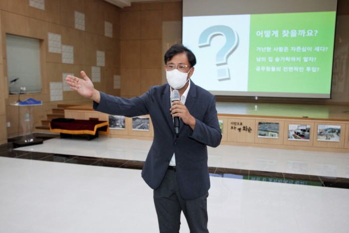화순군이 부족한 현장 복지수요에 대한 신속한 복지위기대응 능력을 강화하고 공무원의 관심 제고를 위한 ‘복지위기대응 역량강화 특별교육’을 개최했다. 사진은 이영훈 전남사회서비스원 강사가 강의를 진행하는 모습