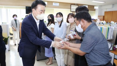 구복규 화순군수가 민선 8기 군민과 직원이 함께 웃는 화순군을 위해 노력해 준 성과‧격무 부서를 방문, 격려했다. 사진은 구복규(왼쪽) 화순군수가 문화예술과를 방문, 직원들에게 직접 간식을 나눠주는 모습