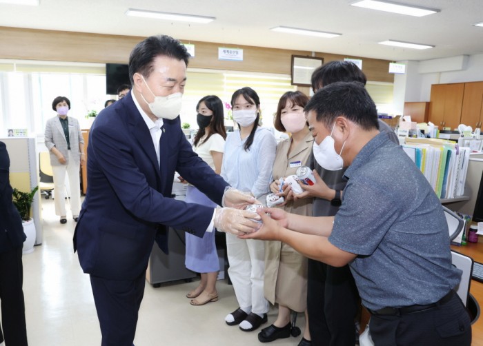 구복규 화순군수가 민선 8기 군민과 직원이 함께 웃는 화순군을 위해 노력해 준 성과‧격무 부서를 방문, 격려했다. 사진은 구복규(왼쪽) 화순군수가 문화예술과를 방문, 직원들에게 직접 간식을 나눠주는 모습