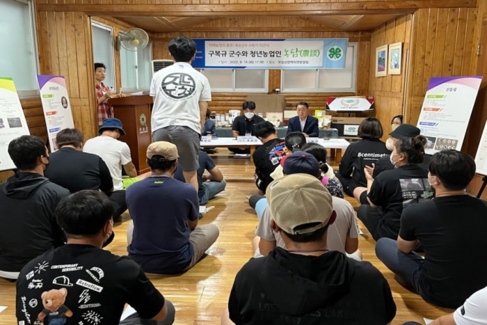 구복규 화순군수는 16일 청년들과 소통하고 현장의 다양한 목소리를 경청하기 위해 화순군4-H연합회 회원들과 간담회를 했다. 사진은 간담회 모습