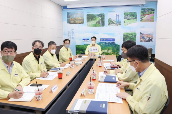 구복규 화순군수가 28일 지역 위탁의료기관에서 4차 접종을 마치고 “적극적인 4차 접종 참여해 달라”고 당부했다. 사진은 29일 코로나19 중앙재난안전대책본부 영상회의에 참석한 구복규 화순군수.