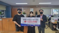 추석을 앞두고 어려운 이웃을 위한 따뜻한 기부 행렬이 이어지고 있다. 사진은 2일 사회복지과에서 열린 기탁식에서 이영만(왼쪽) 화순라이크 대표 등 관계자가 서봉섭(오른쪽) 사회복지과장과 함께 기념 촬영하는 모습