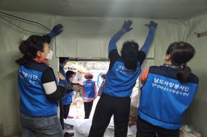 주거환경개선을 위한 도배 봉사활동 모습