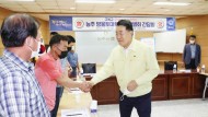 18일 능주농협에서 능주 방울토마토 공동선별회 간담회가 열렸다. 사진은 구복규 화순군수가 공선회 회원들과 인사하는 모습