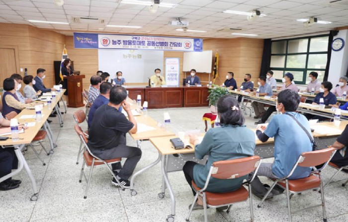 18일 능주농협에서 능주 방울토마토 공동선별회와 사랑방 좌담회를 하고 있는 구복규 화순군수