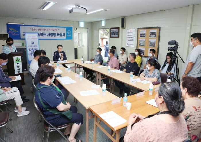 구복규 화순군수가 21일 화순고인돌전통시장 상인회 관계자들과 간담회를 열었다. 사진은 간담회 모습.