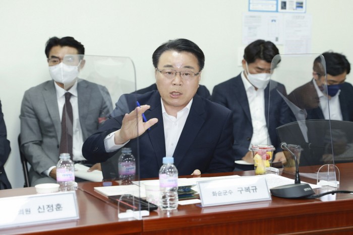 구복규 화순군수가 29일 국회의원회관에서 열린 정책간담회에 참석해 대한석탄공사 화순광업소의 폐광대책을 논의하고 대체산업 유치 등 정부지원을 강력 촉구했다. 사진은 정책간담회에 참석한 구복규 화순군수가 대안 마련을 위한 중앙 정부의 지원을 촉구하는 모습