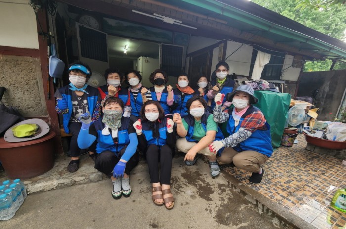 주거환경개선 봉사활동 후 단체 사진