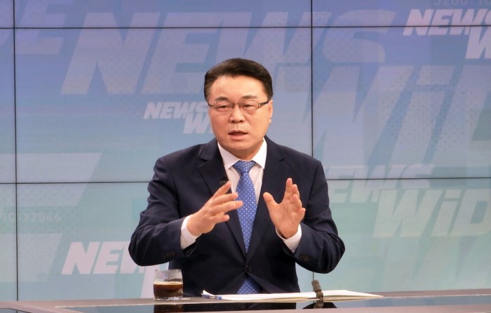 구복규 화순군수가 23일 오후 KBC광주방송 &lt;뉴스와이드&gt; 생방송에 출연해 관광·백신·농업 ‘3대 미래먹거리’ 집중 육성 방안 등 민선 8기 군정 운영 구상을 제시했다. 사진은 구복규 화순군수가 KBC광주방송 &lt;뉴스와이드&gt; 출연해 사회자의 질문에 답변하는 모습