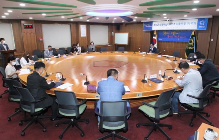 화순군은 20일 의정비심의위원회를 구성하고 1차 회의를 개최했다. 사진은 심의위 회의 모습
