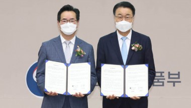화순군이 농촌 지역 생활SOC를 획기적으로 확충하는 농촌지역 생활권 활성화 사업의 본격적 추진을 위해 농림축산식품부와 농촌협약을 맺었다. 사진은 15일 세종컨벤션센터에서 열린 협약식에서 구복규(오른쪽) 화순군수와 정황근(왼쪽) 농림축산식품부 장관이 협약 체결 후 기념촬영 하는 모습
